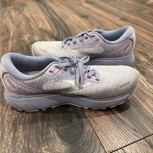 Brooks Women's Athletic Shoes - Light Gray and Lavender